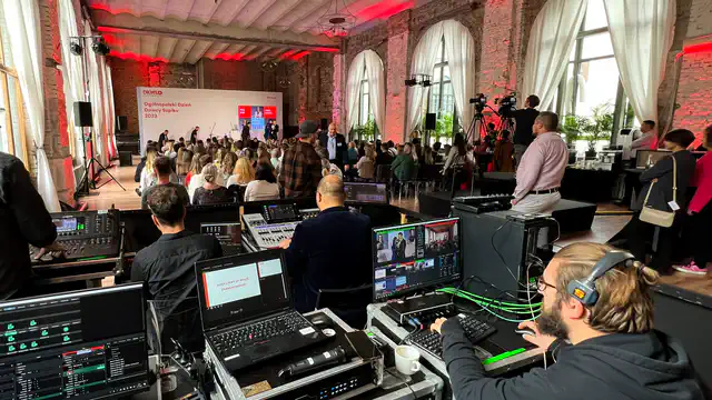 Konferencja hybrydowa DKMS - Reduta Banku Polskiego w Warszawie - nagłośnienie, oświetlenie, multimedia, transmisja online - klient: KDK Events