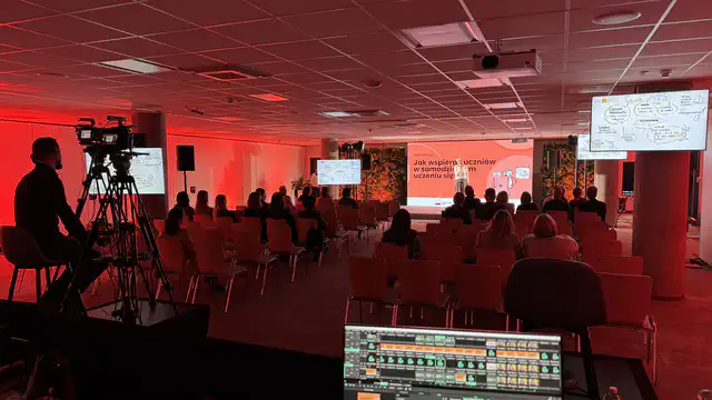 Konferencja hybrydowa IBE - Centrum Konferencyjne ADN - nagłośnienie, oświetlenie, multimedia, transmisja online - klient: KDK Events