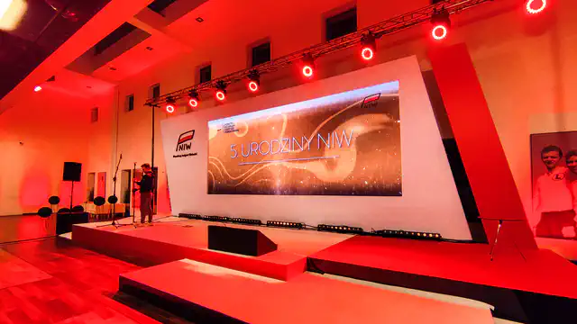 Konferencja hybrydowa NIW - Stadion Miejski Legia w Warszawie -  nagłośnienie, oświetlenie, multimedia, transmisja online - klient: KDK Events