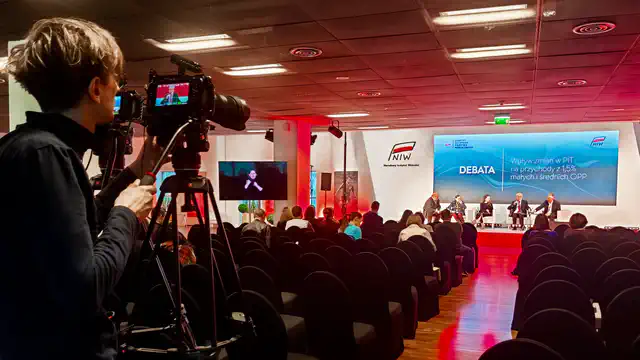Konferencja hybrydowa NIW - Stadion Miejski Legia w Warszawie -  nagłośnienie, oświetlenie, multimedia, transmisja online - klient: KDK Events