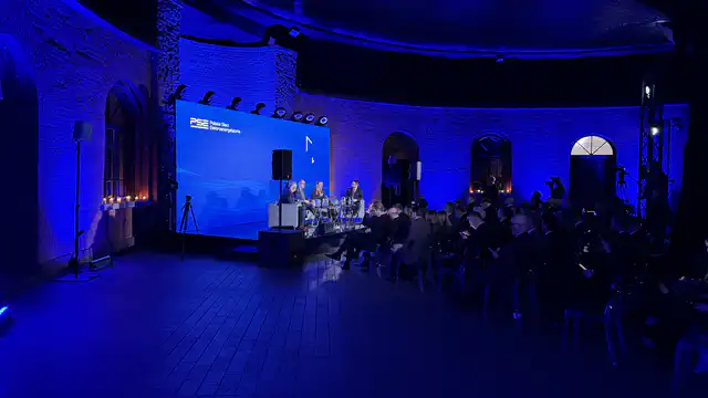 Konferencja PSE - Forteca Kręgliccy Warszawa - nagłośnienie, oświetlenie, multimedia, scena, scenografia