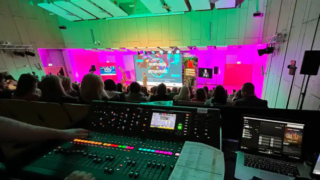 Konferencja hybrydowa NCK - Centrum Nauki Kopernik w Warszawie - nagłośnienie, oświetlenie, multimedia, transmisja video - klient: KDK Events