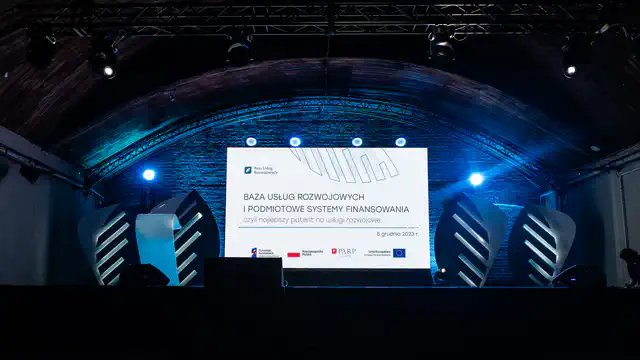 Konferencja hybrydowa PARP - Mała Warszawa w Warszawie - nagłośnienie, oświetlenie, multimedia, transmisja online - klient: KDK Events