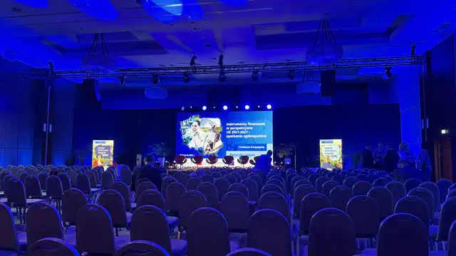 Konferencja i Gala BGK - Hotel Warszawianka Serock - nagłośnienie, oświetlenie, multimedia, scena, scenografia - klient: KDK Events