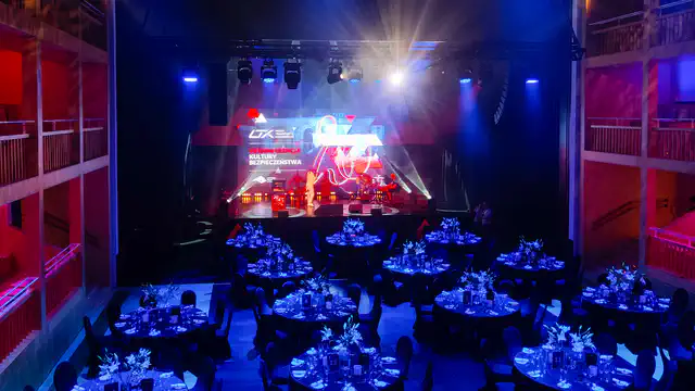 Gala wręczenia nagród UTK - Gdański Teatr Szekspirowski - Konferencja hybrydowa - The Tides w Warszawie - oświetlenie, multimedia - klient: KDK Events