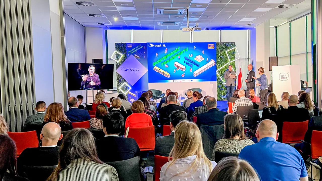 CUPT - Konferencja hybrydowa - West Gate w Warszawie - nagłośnienie, oświetlenie, multimedia - ekran LED i TV, transmisja video