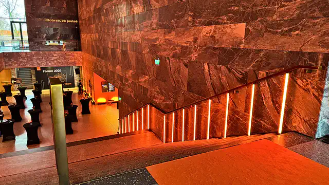 Forum Orange - Muzeum Historii Polski w Warszawie - nagłośnienie, oświetlenie, multimedia, transmisja online - klient: KDK Events 