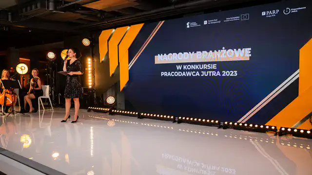 Konferencja hybrydowa PARP - The Tides w Warszawie- nagłośnienie, oświetlenie, multimedia, transmisja online - klient: KDK Events