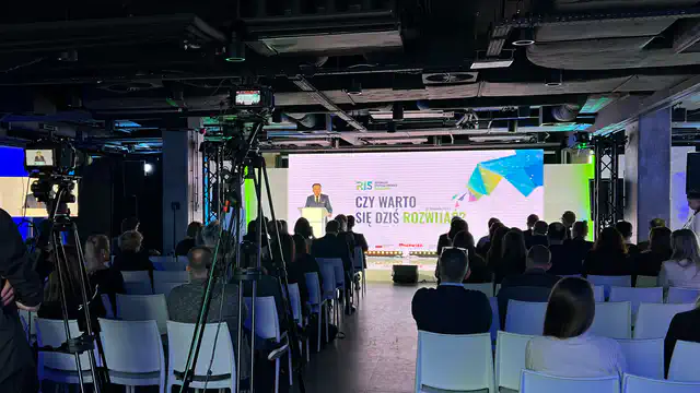 Konferencja hybrydowa RIS Mazovia - The Tides w Warszawie - nagłośnienie, oświetlenie, multimedia, transmisja online - klient: KDK Events