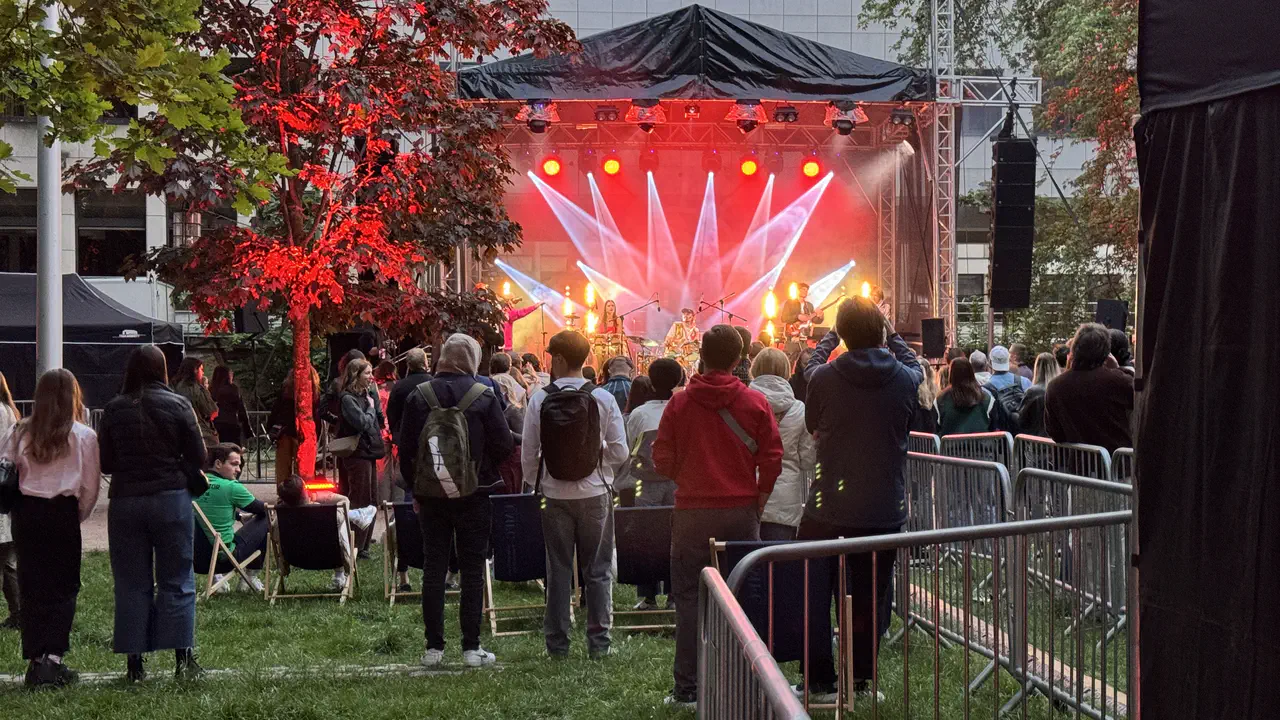 UMFC - Koncert plenerowy - Juwenalia artystyczne - Warszawa - scena, barierki, nagłośnienie, oświetlenie