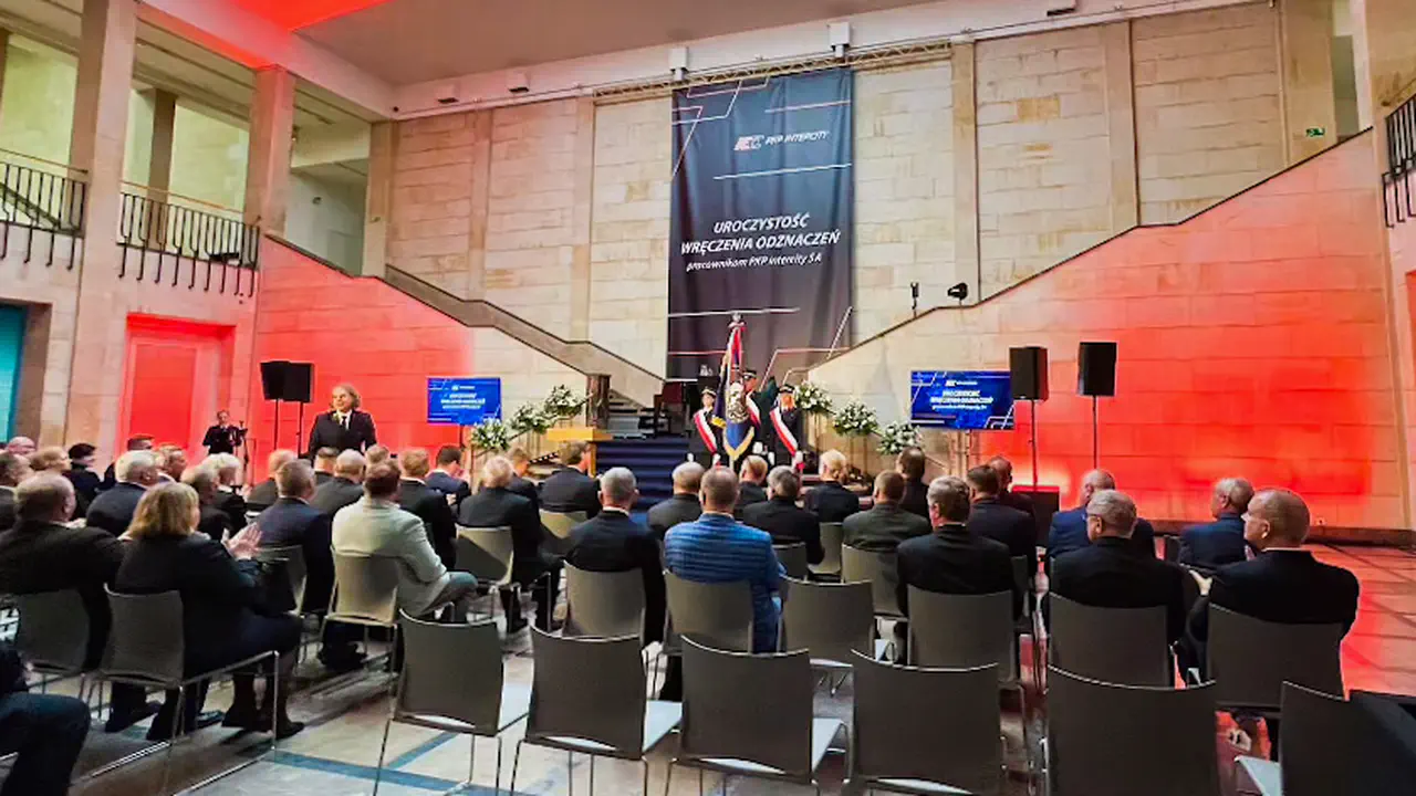 PKP Intercity - Konferencja - Muzeum Narodowe w Warszawie - nagłośnienie, oświetlenie, multimedia - ekrany TV, scena