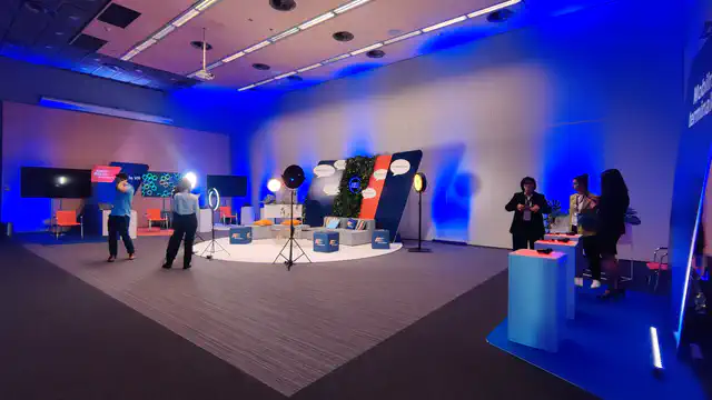 Stoisko targowe PKP Intercity - nagłośnienie, oświetlenie, telewizory - klient: KDK Events