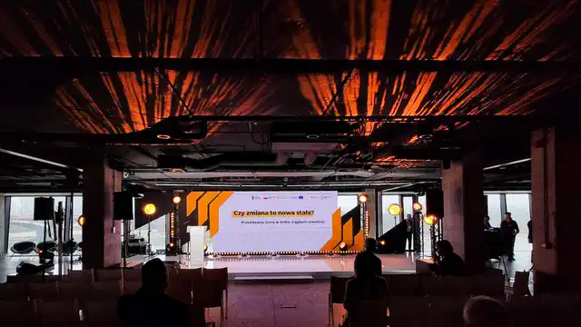 Konferencja hybrydowa PARP - The Tides w Warszawie - nagłośnienie, oświetlenie, multimedia, transmisja online - klient: KDK Events