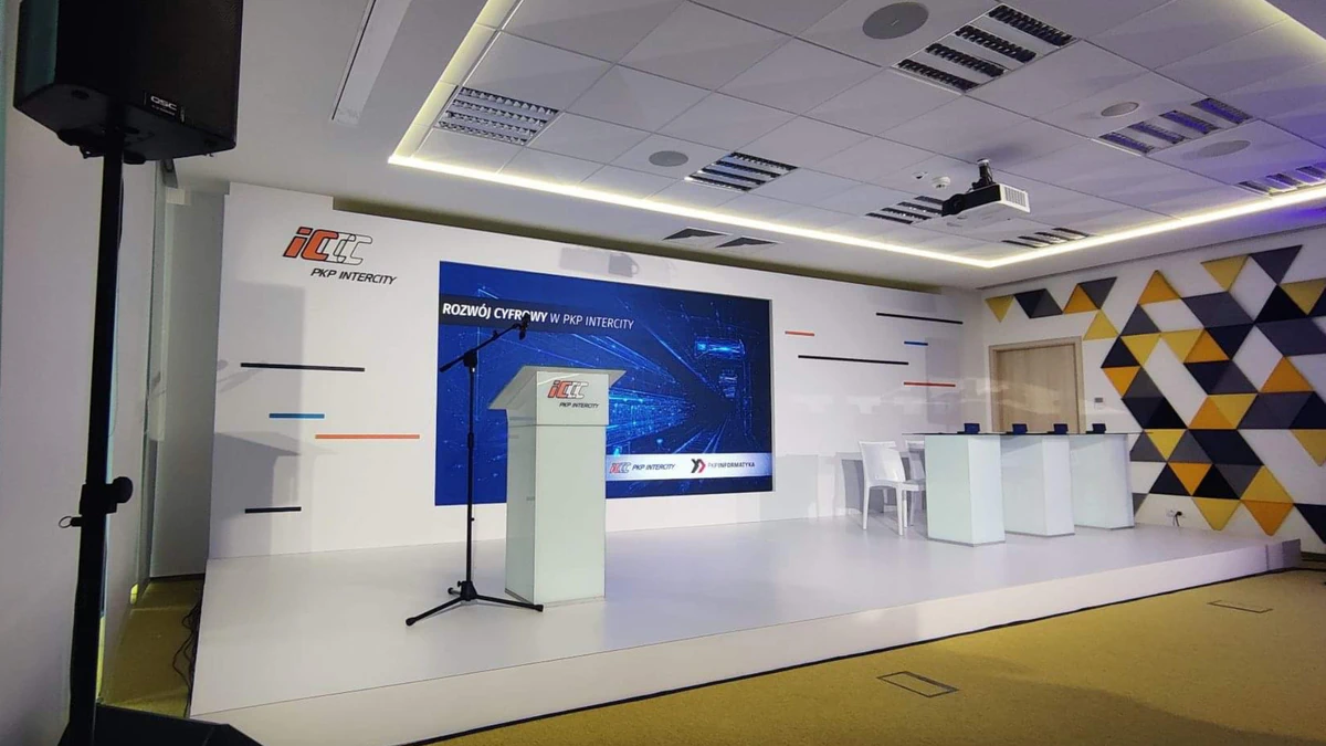 Telebim LED obudowany ścianką scenograficzną - Warszawa, konferencje PKP Intercity.